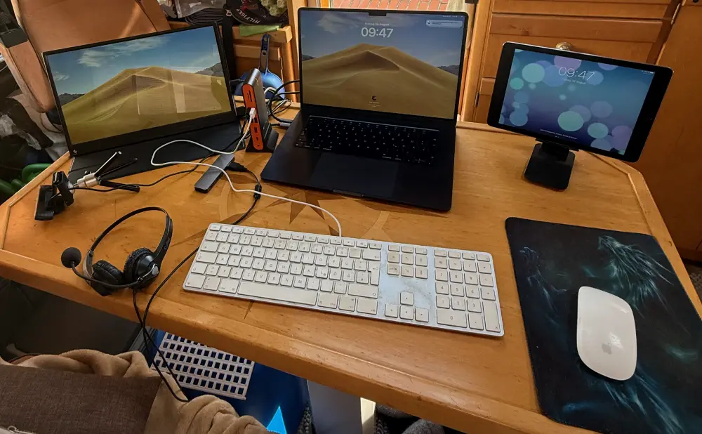 Camper Arbeitsplatz mit Laptop, Monitor und Tablet