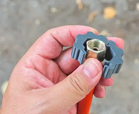 Festziehhilfe Gasschlauch in einer Hand